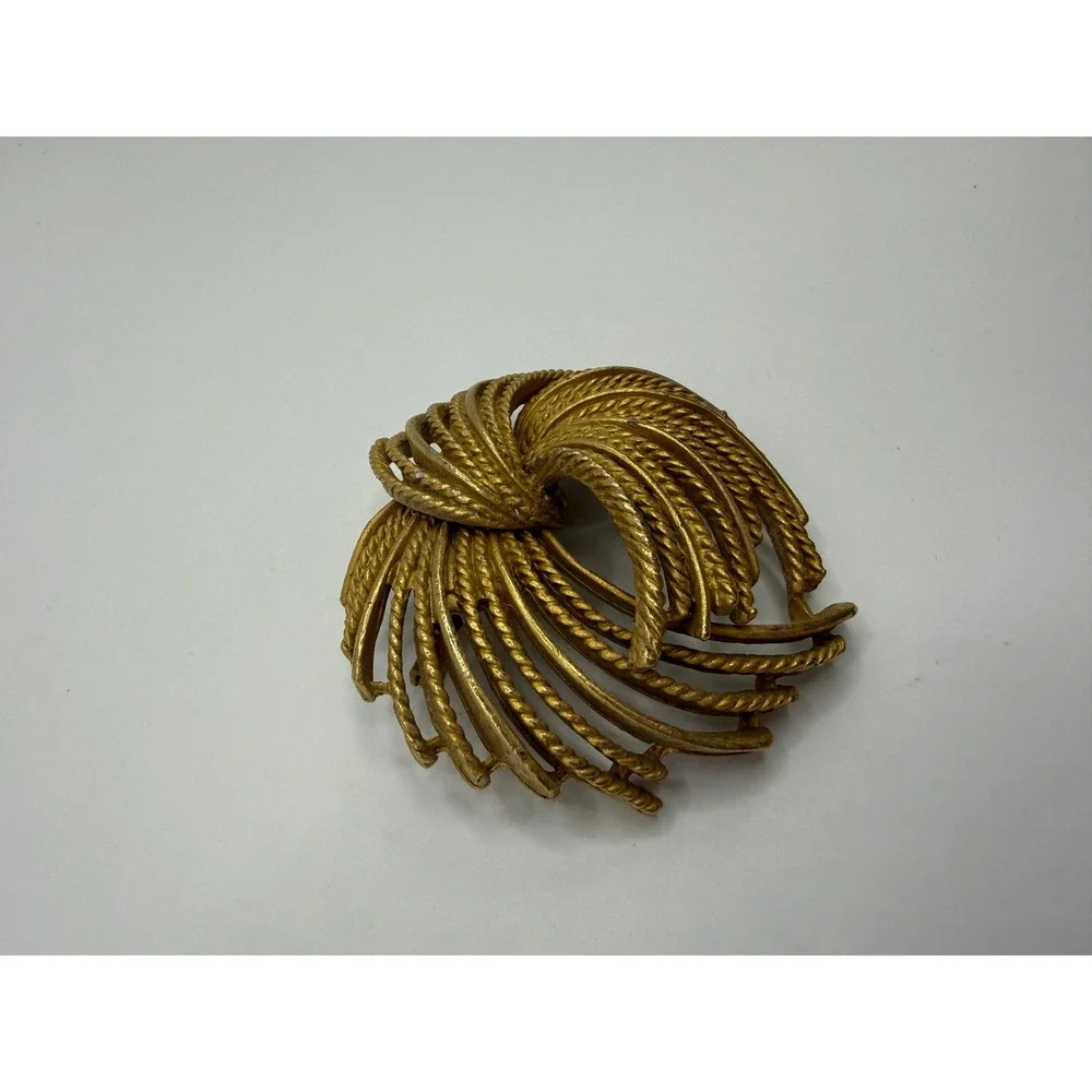 Trifari Gold Tone Textured Metal Rope Twist Brooch Vintage Mid Century Modern